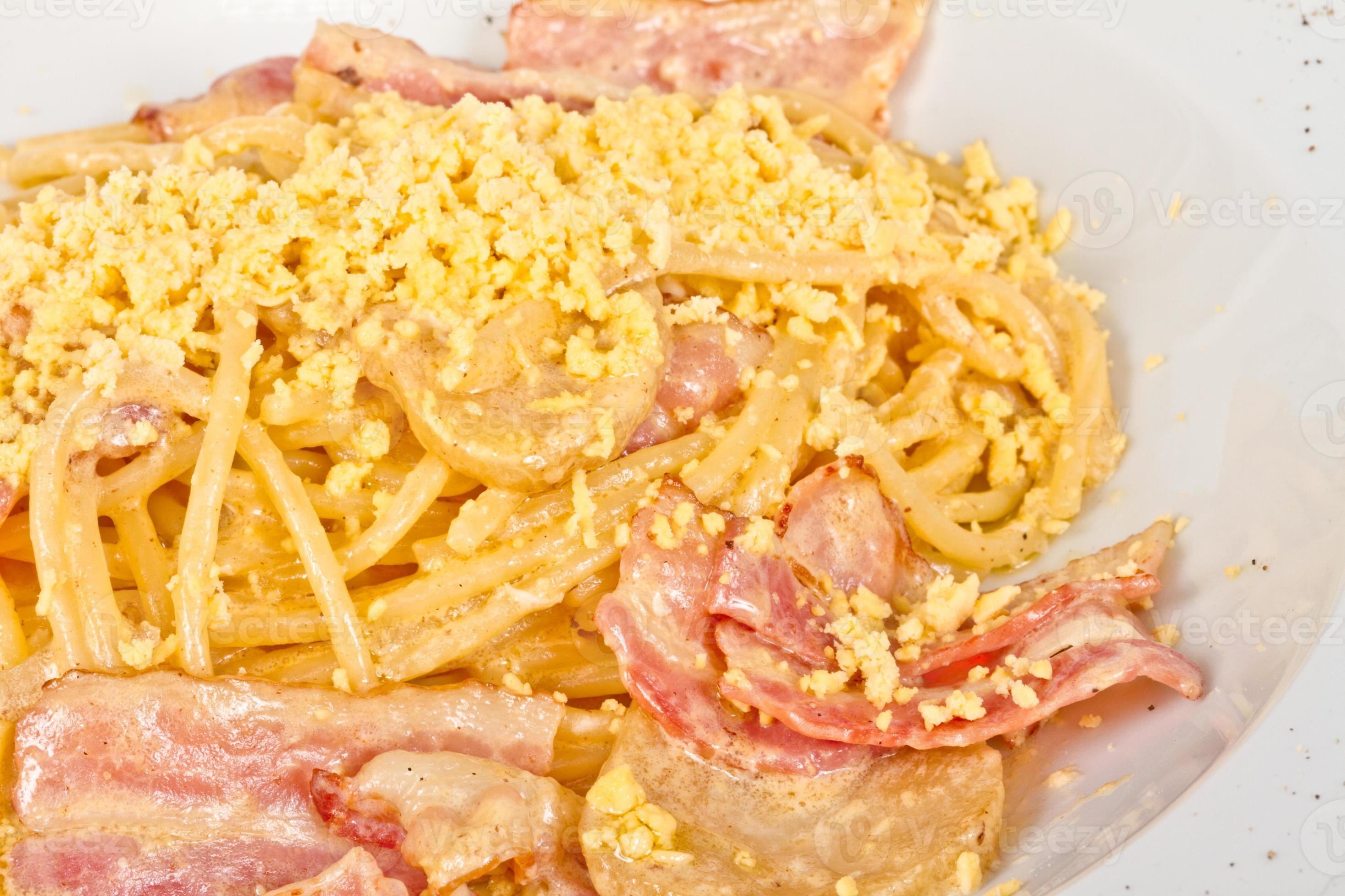 spaghetti carbonara pasta with bacon and mushrooms 7807122 Stock Photo