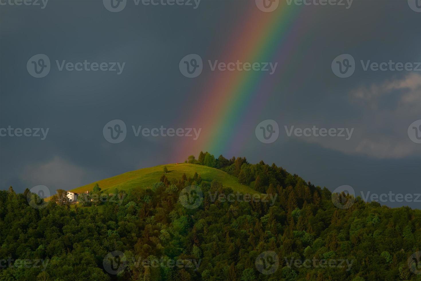 verdadera noche de arcoiris en las colinas foto