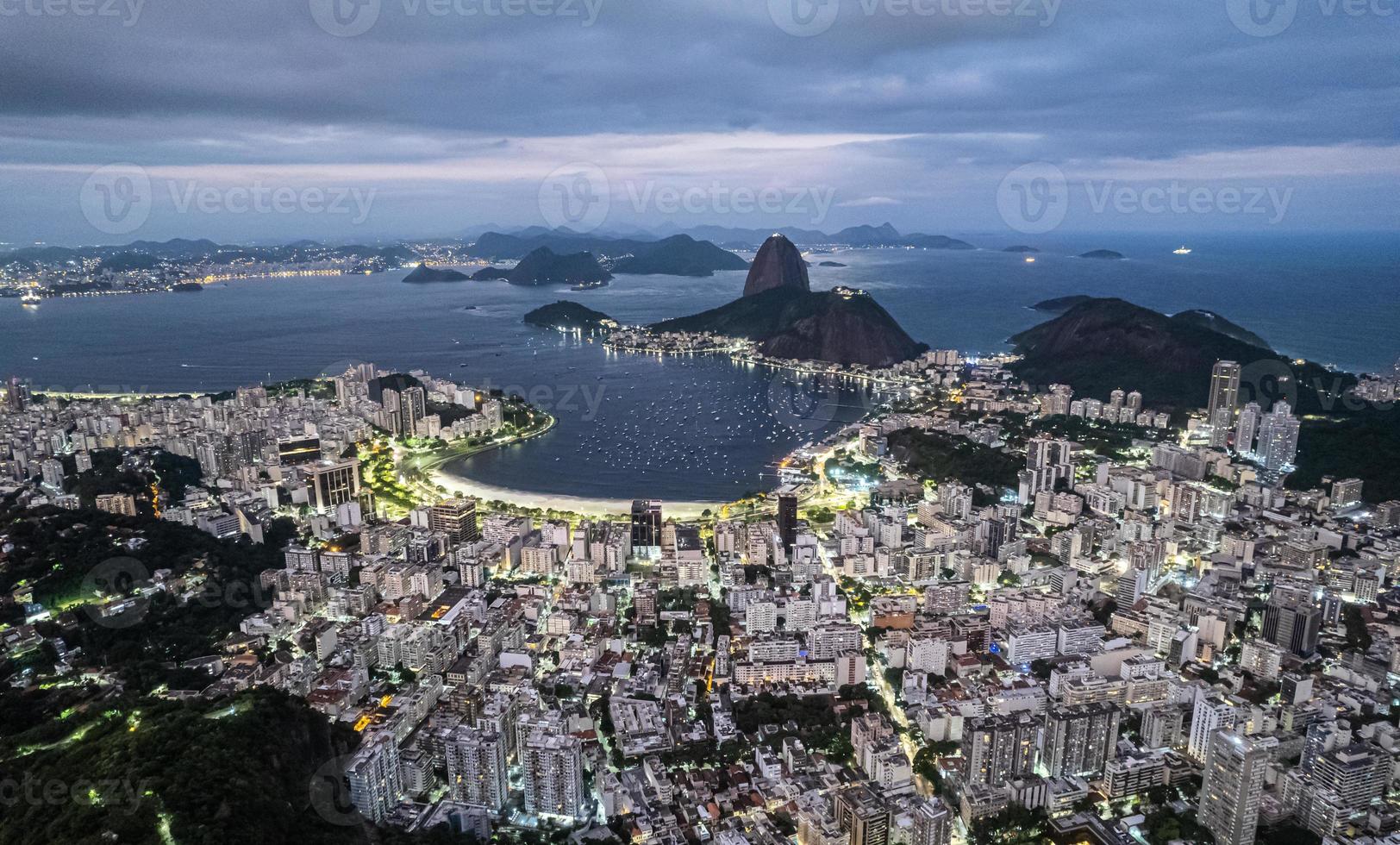 Pan de Azúcar en Río de Janeiro, Brasil. edificios botafogo. bahía de guanabara y barcos y barcos. foto