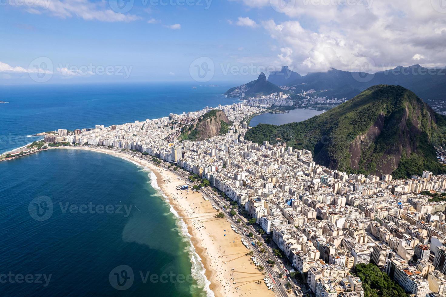 playa de copacabana, río de janeiro, brasil. destinos de viaje de verano. vista aérea. foto