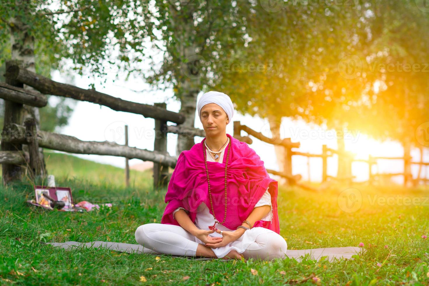 pose de yoga en la naturaleza i foto