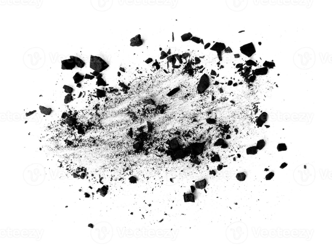 carbón de leña o polvo de carbón. textura de carbón negro. polvo de carbón de madera negro aislado sobre fondo blanco foto