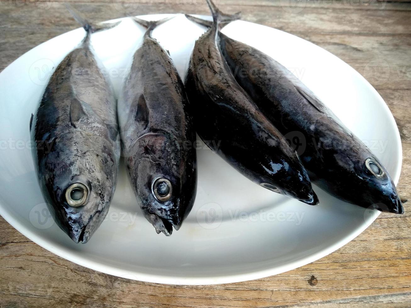 pescado fresco en el plato y la mesa. comida culinaria indonesia foto