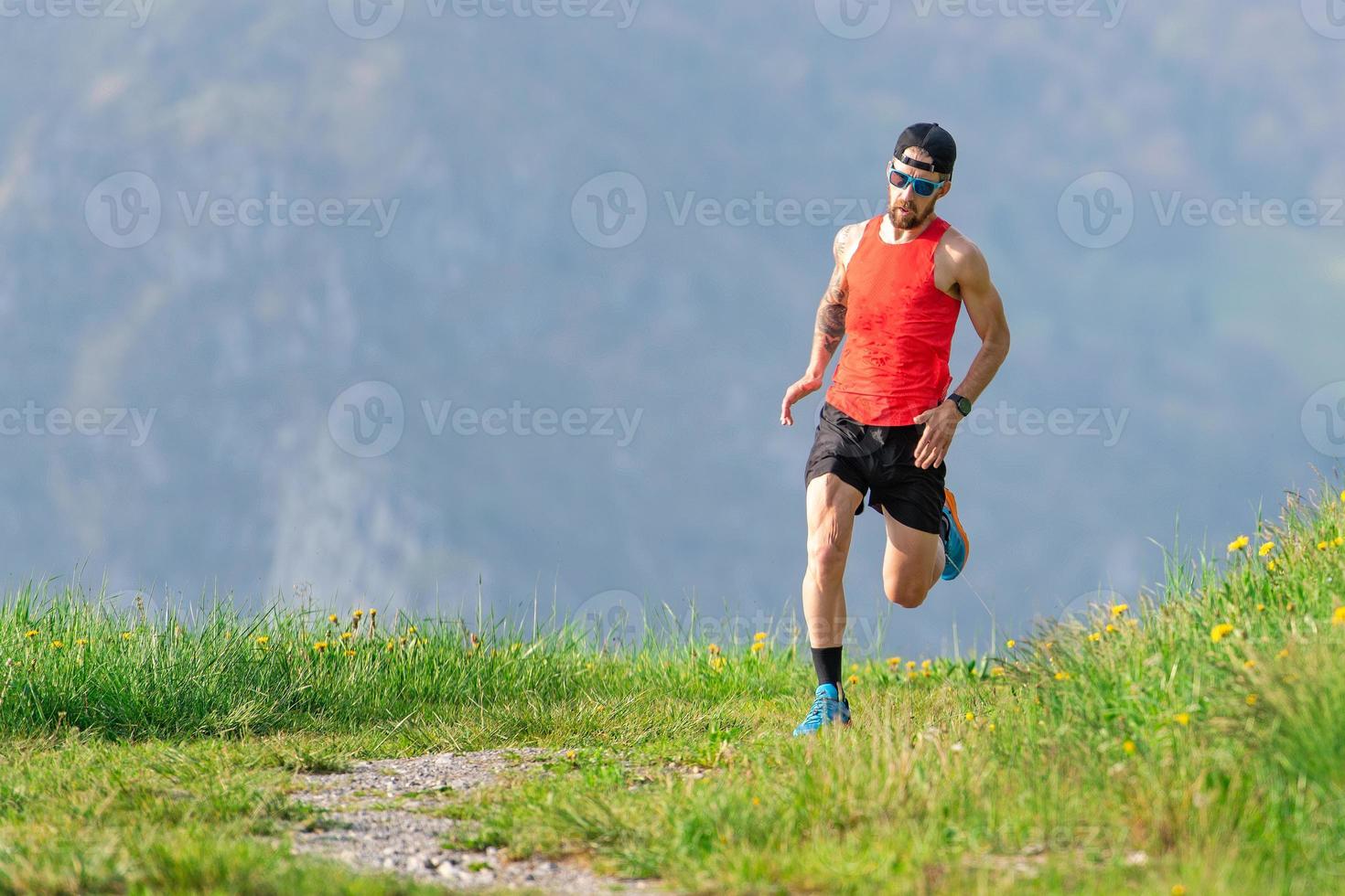 corredor entrena en las montañas foto