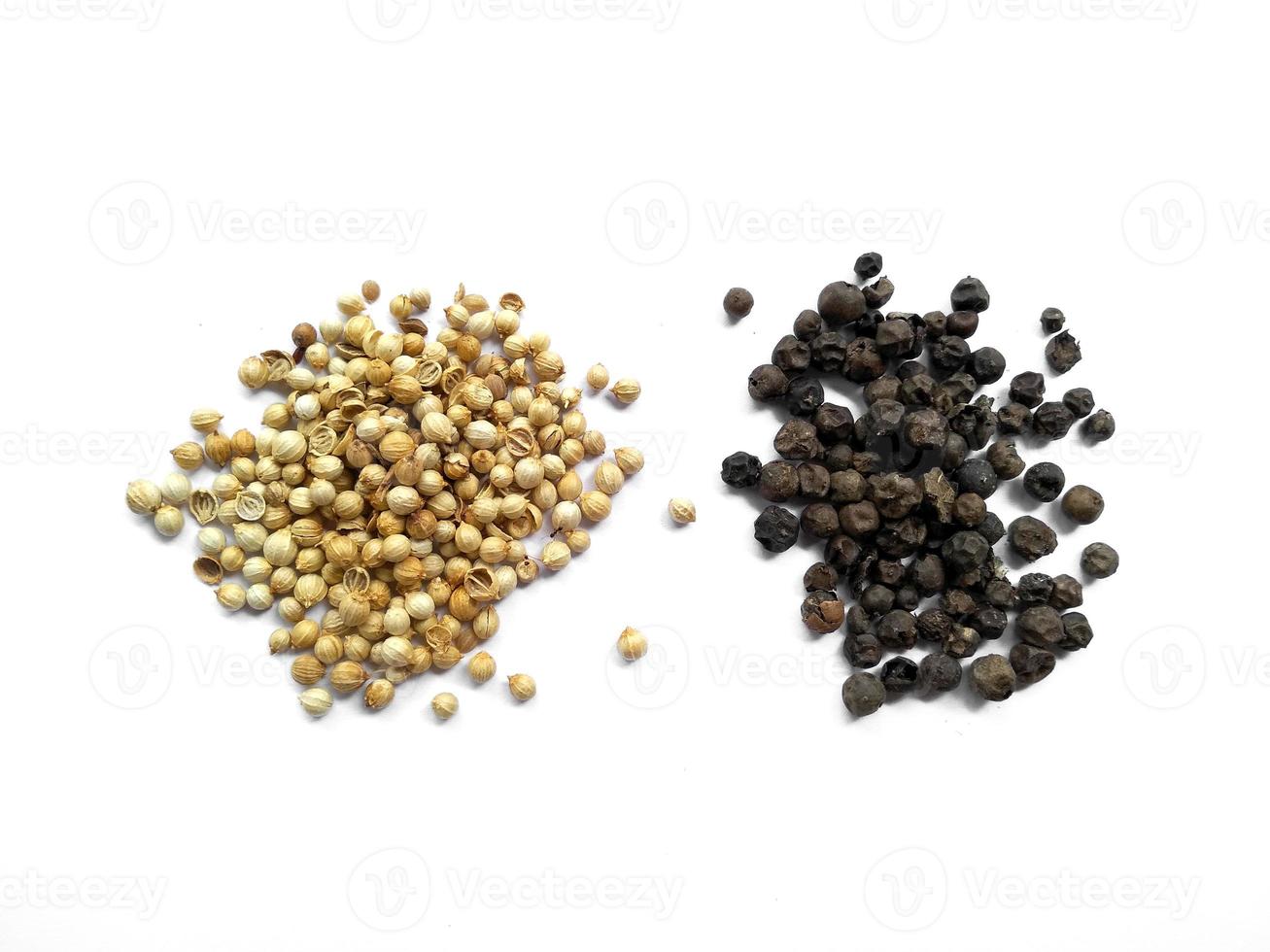 semillas de cilantro y pimienta negra sobre fondo blanco foto
