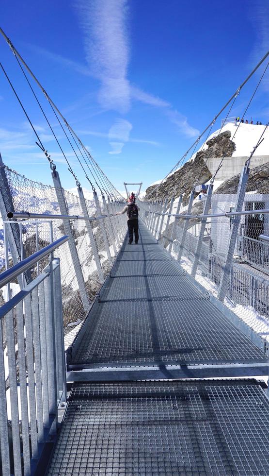 pasarela suspendida cruza la aventura de las montañas en suiza, europa foto