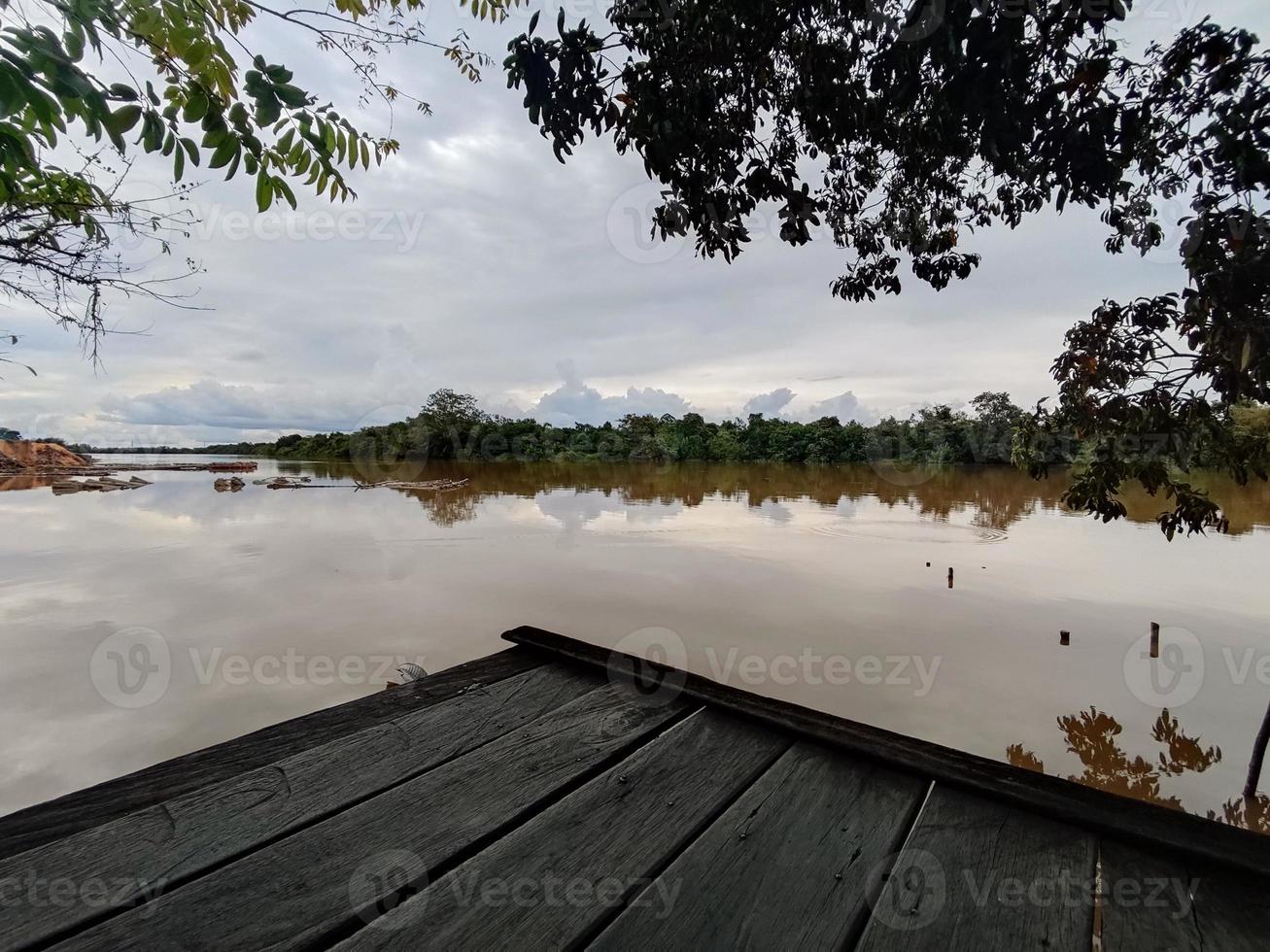 hermoso paisaje al borde del río kalimantan, indonesia foto