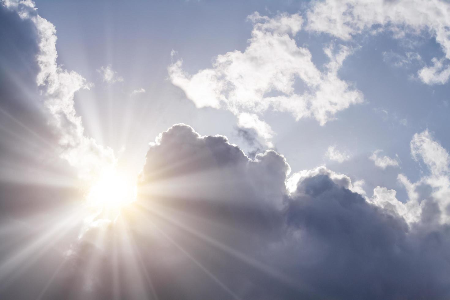 el sol se asoma desde detrás de las nubes. foto