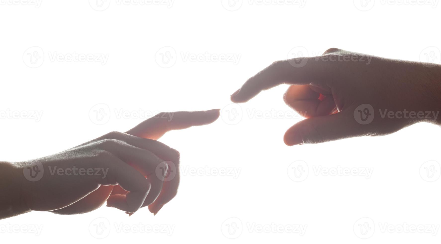 manos, dedos que se alcanzan entre sí. amar, conectar, ayudar conceptos. foto