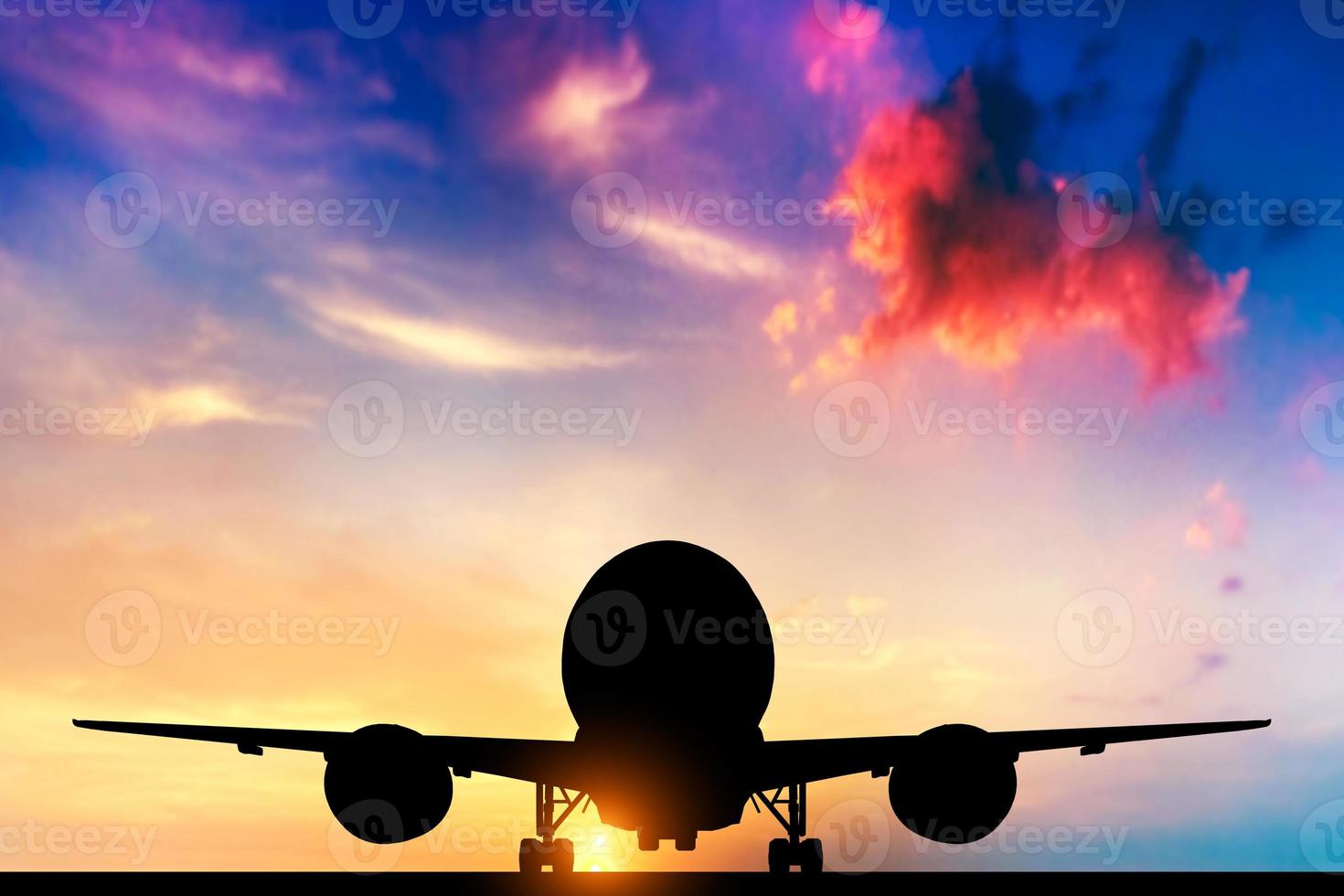 avión listo para despegar. silueta de un gran avión de pasajeros o de carga, aerolínea al atardecer foto