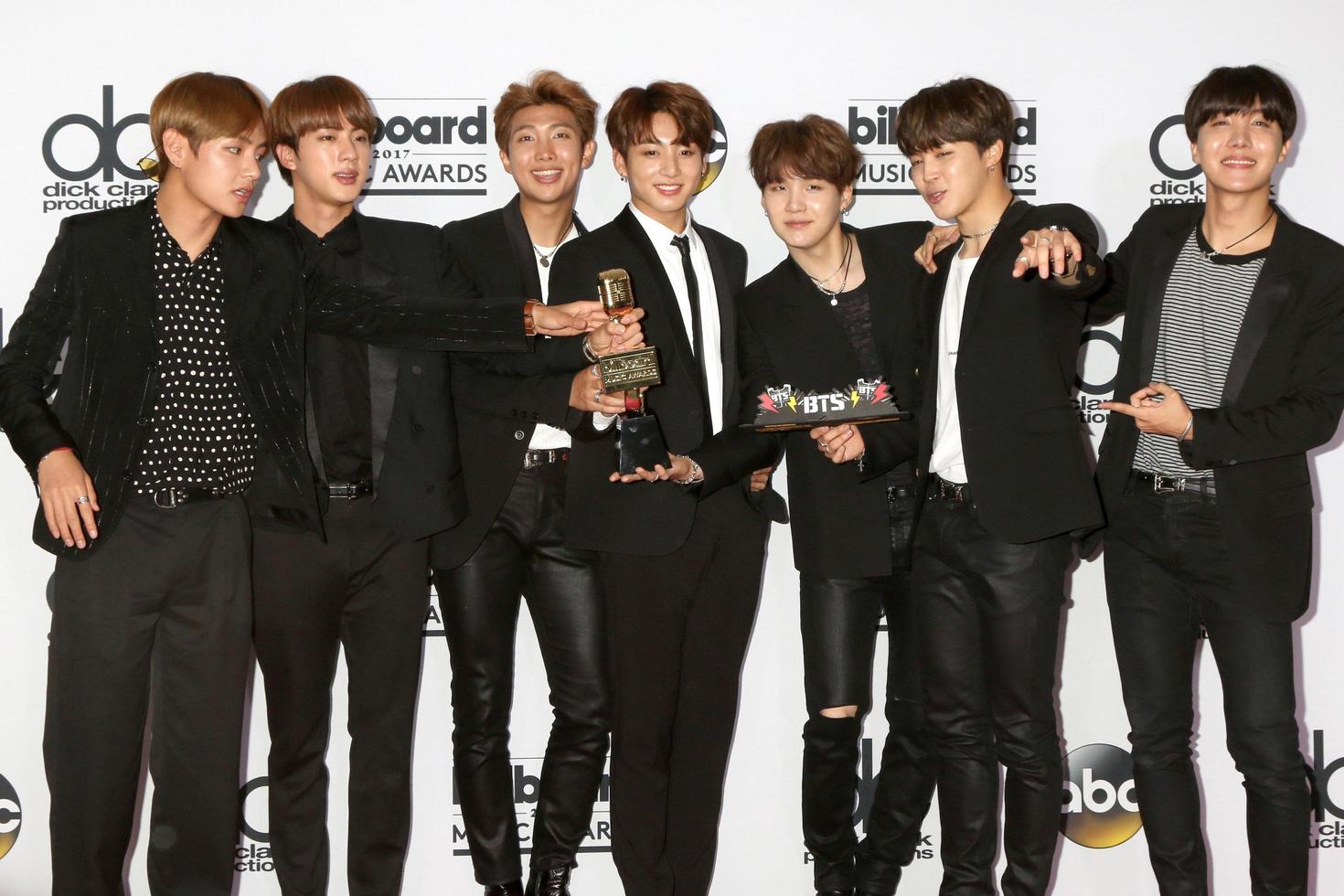 las vegas, 21 de mayo - bts en la sala de prensa de los premios billboard 2017 en el t, mobile arena el 21 de mayo de 2017 en las vegas, nv foto