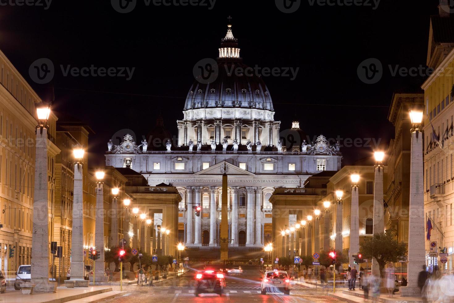 ciudad del Vaticano. S t. basílica de peters en la noche. foto