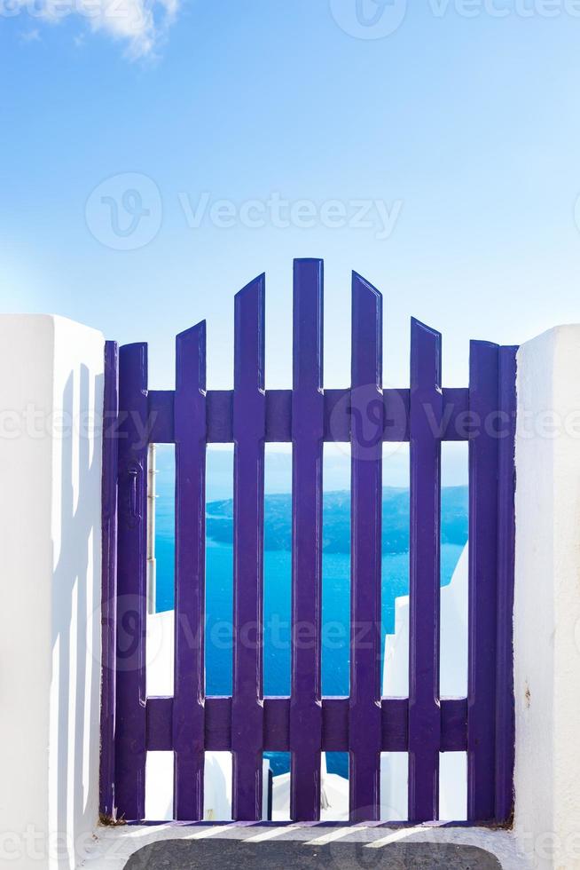 pequeña puerta de valla azul en oia en la isla de santorini, grecia. foto