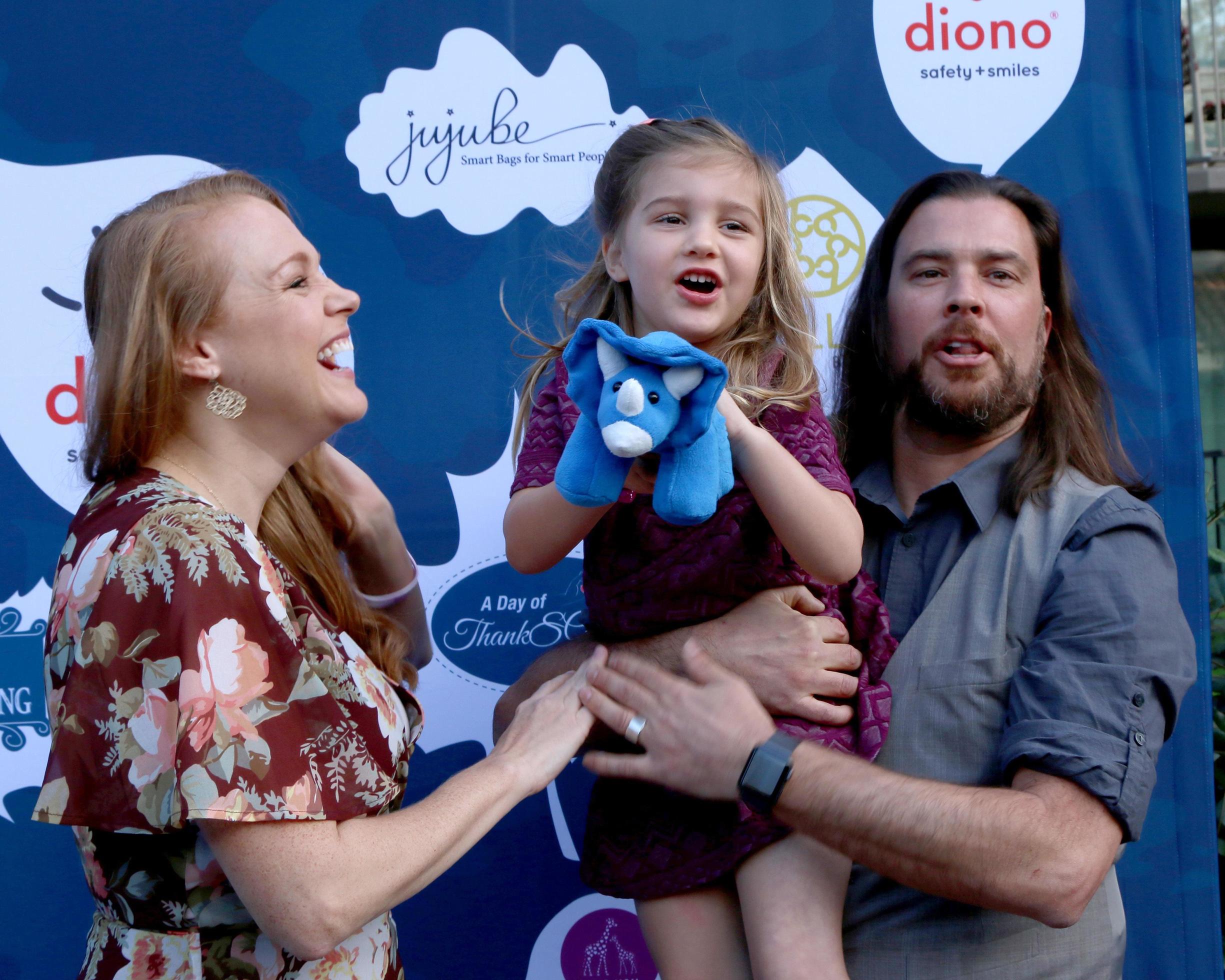 LOS ANGELES, NOV 19 Erin Cottrell, Family at the Diono Presents A Day