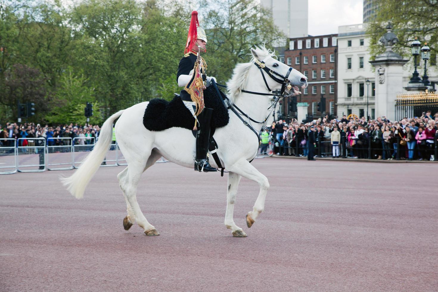 londres, inglaterra, 2022 - guardias reales británicos montando a caballo foto