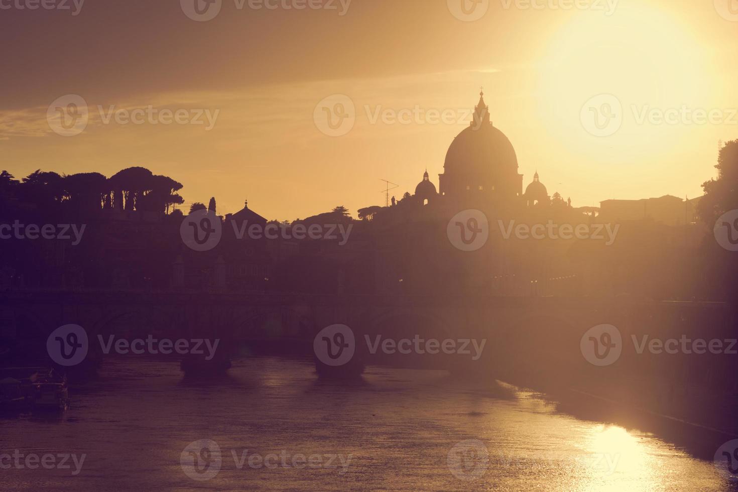 S t. basílica de pedro, ciudad del vaticano. río tiber en roma, italia al atardecer foto