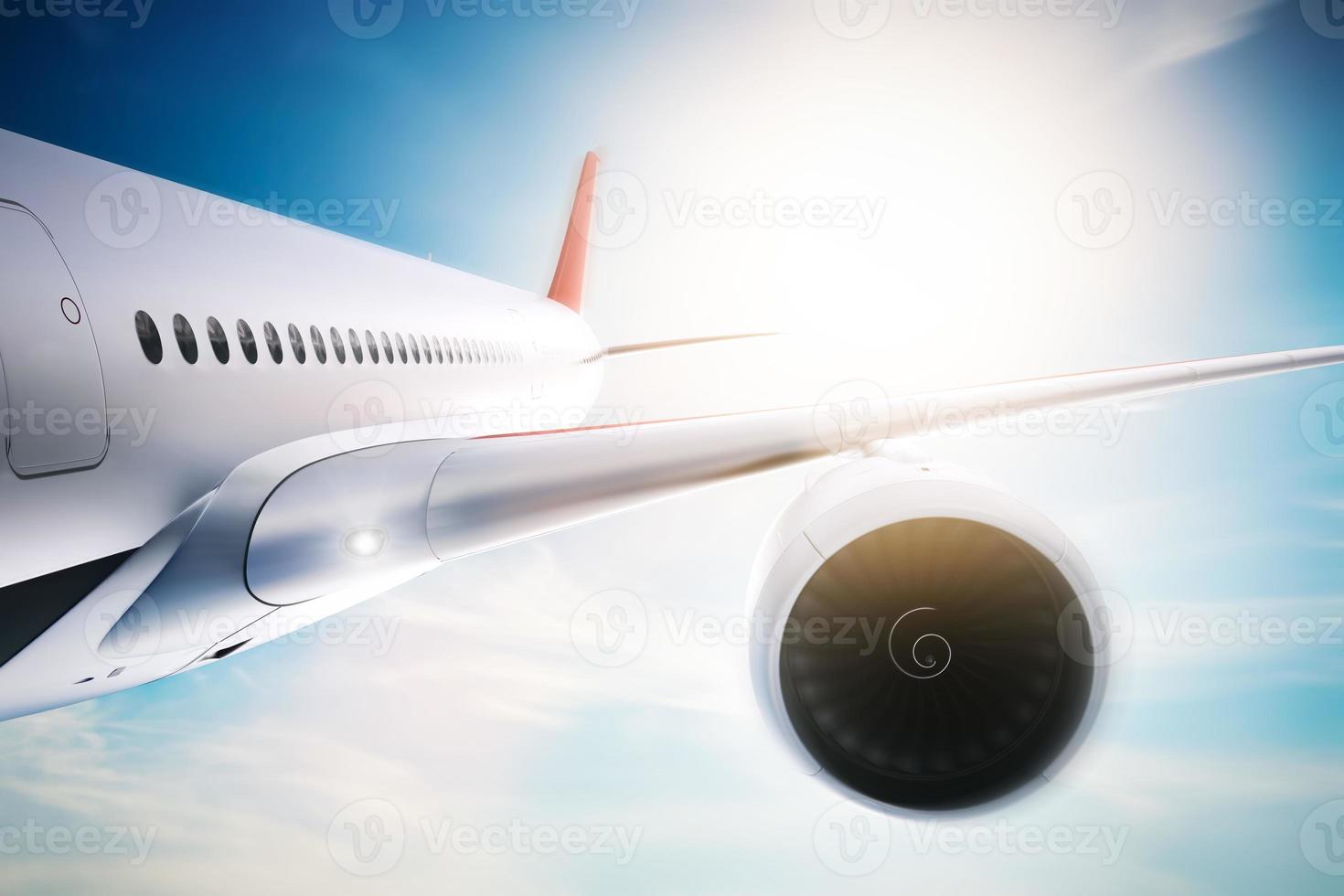 avión de pasajeros volando al sol, cielo azul. foto