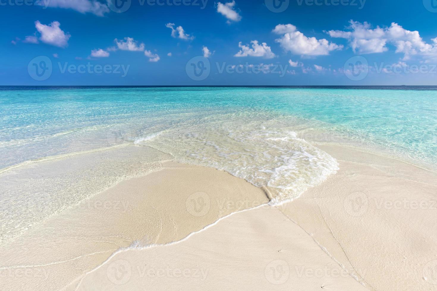 playa tropical con arena blanca y mar turquesa claro. Maldivas foto