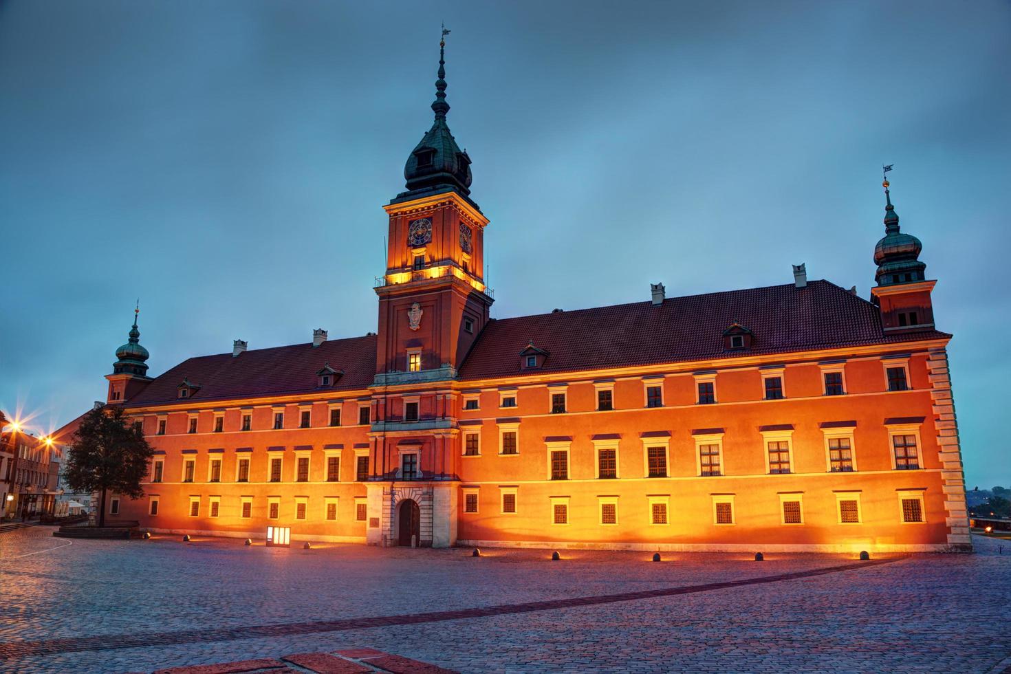varsovia, polonia, 2022 - castillo real en varsovia, polonia por la noche foto