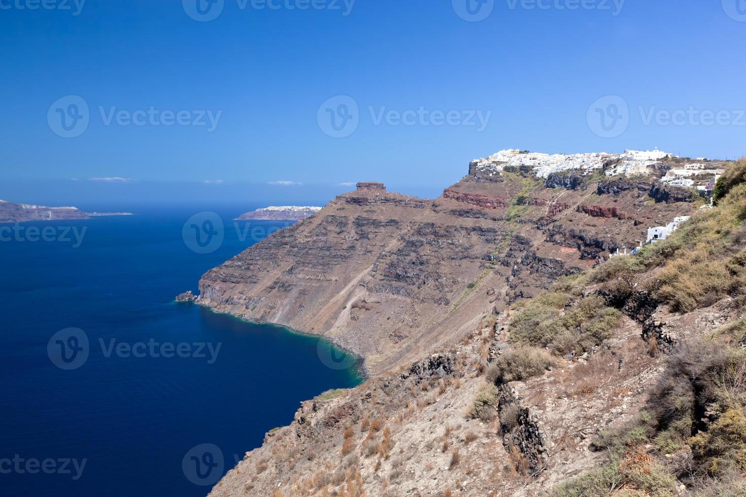 ciudad de imerovigli en el acantilado más alto de la caldera, isla de santorini, grecia foto