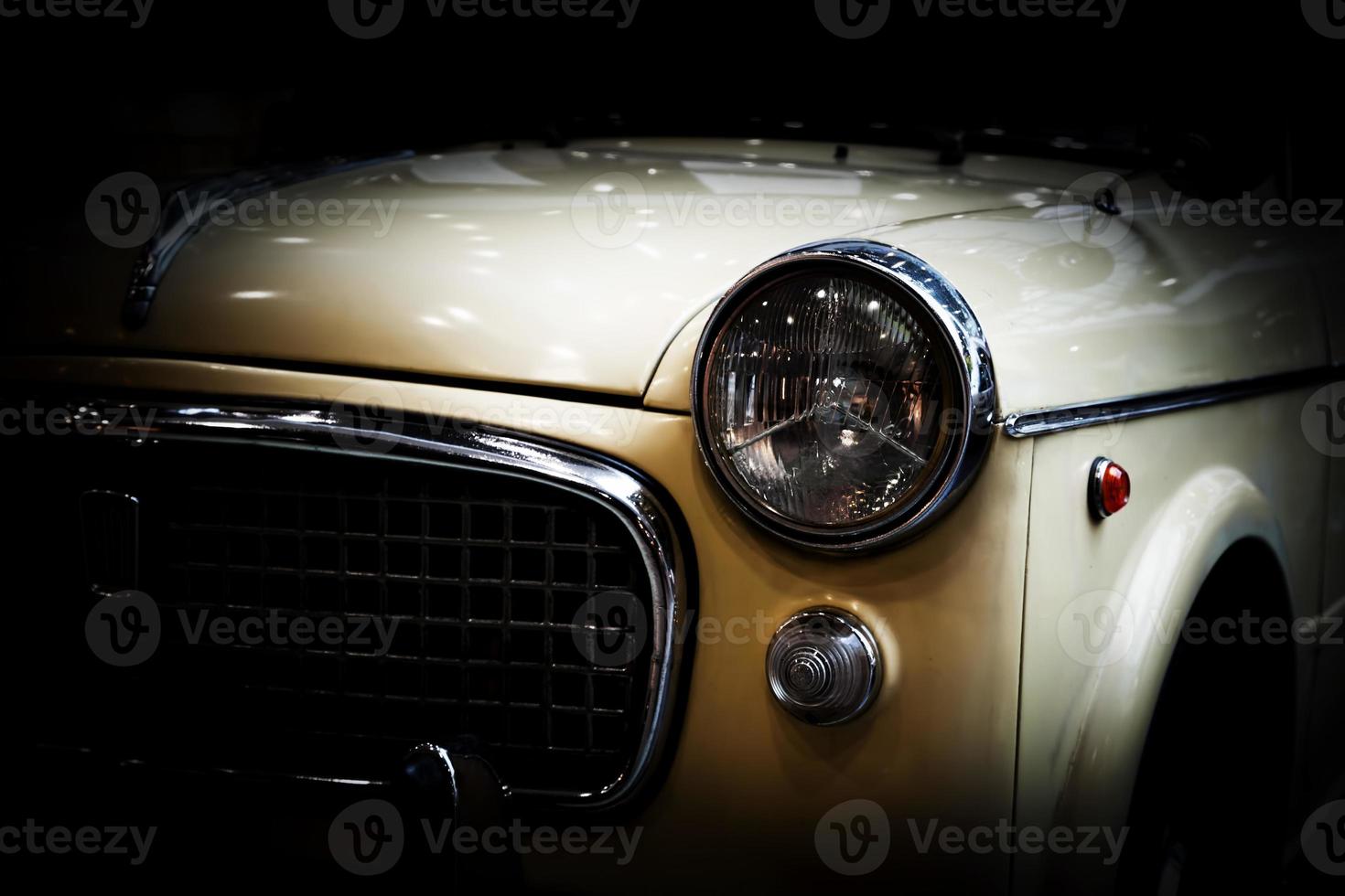 coche clásico retro sobre fondo negro. vendimia, elegante foto