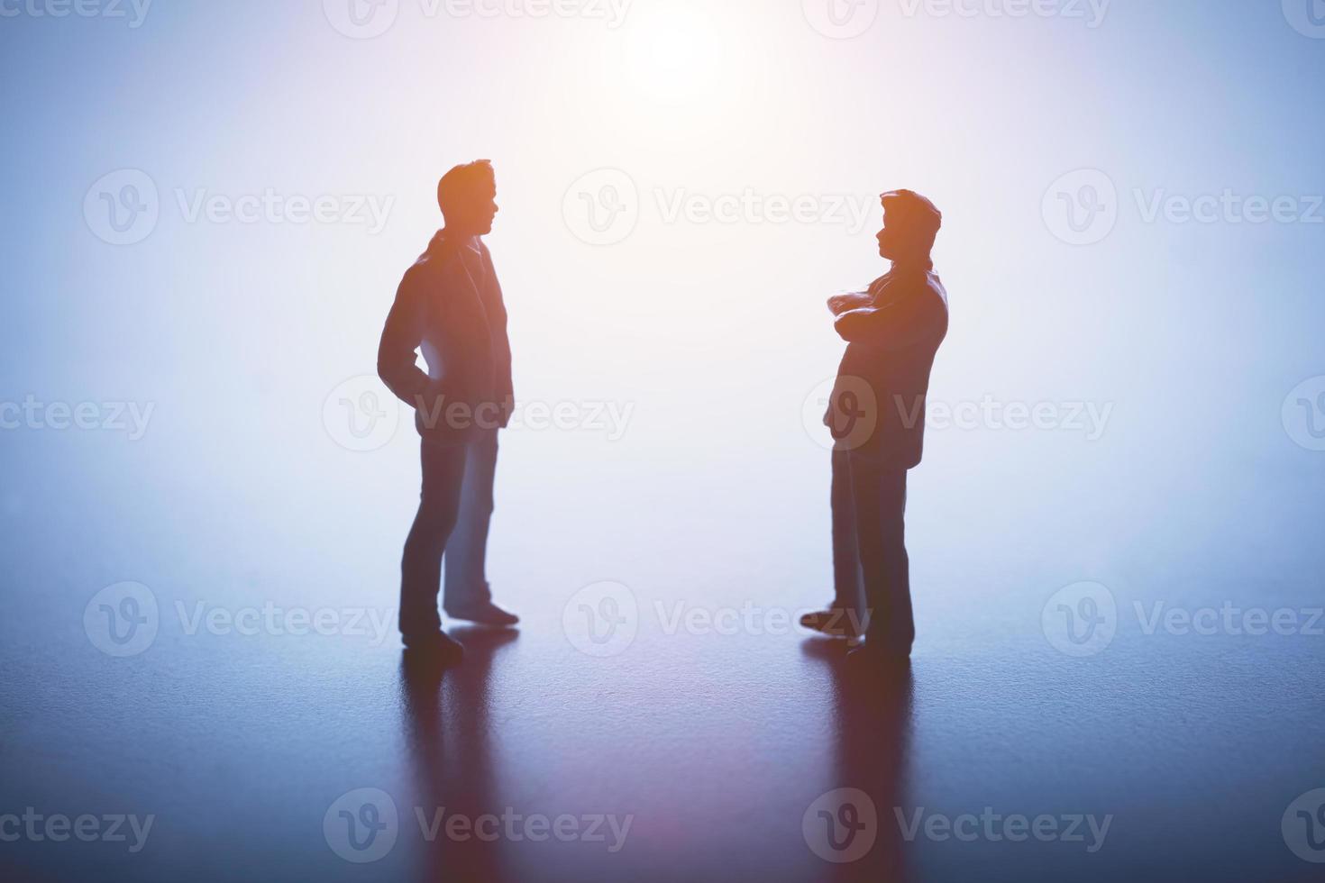 dos hombres de pie cara a cara. foto