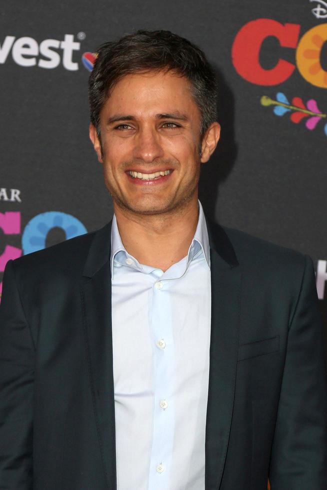 los angeles, 8 de noviembre - gael garcia bernal en el estreno de coco en el teatro el capitan el 8 de noviembre de 2017 en los angeles, ca foto