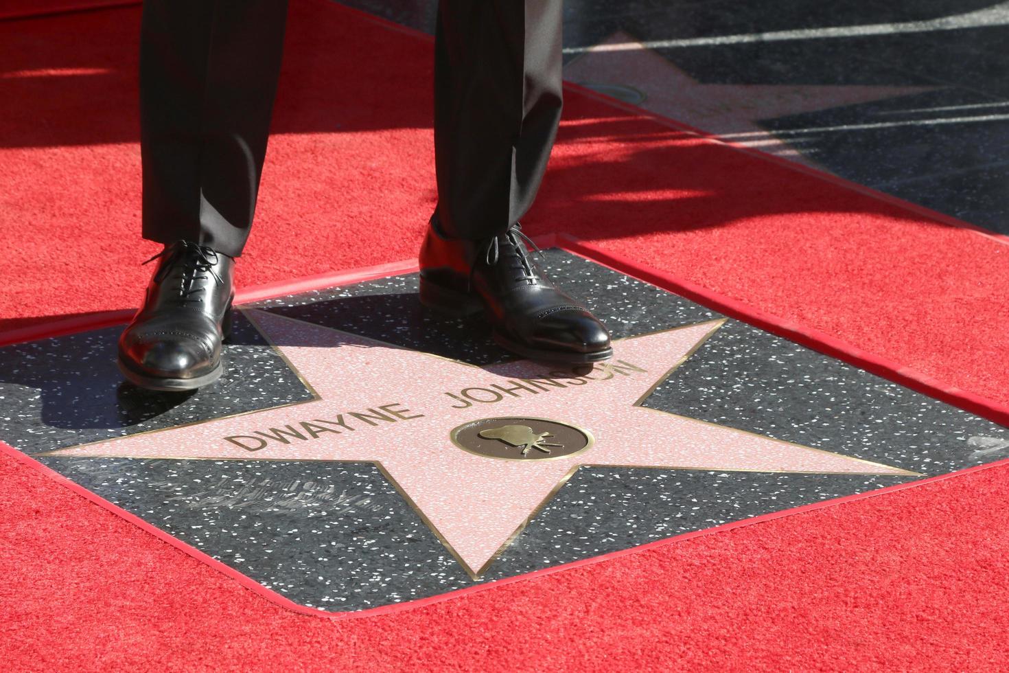 los angeles, 13 de diciembre - pies de dwayne johnson, estrella de dwayne johnson en la ceremonia de la estrella de dwayne johnson en el paseo de la fama de hollywood el 13 de diciembre de 2017 en los angeles, ca foto