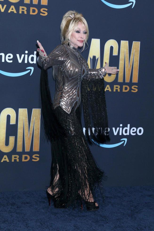 las vegas, 7 de marzo - dolly parton en la llegada de los premios de la academia de música country 2022 al estadio allegient el 7 de marzo de 2022 en las vegas, nv foto