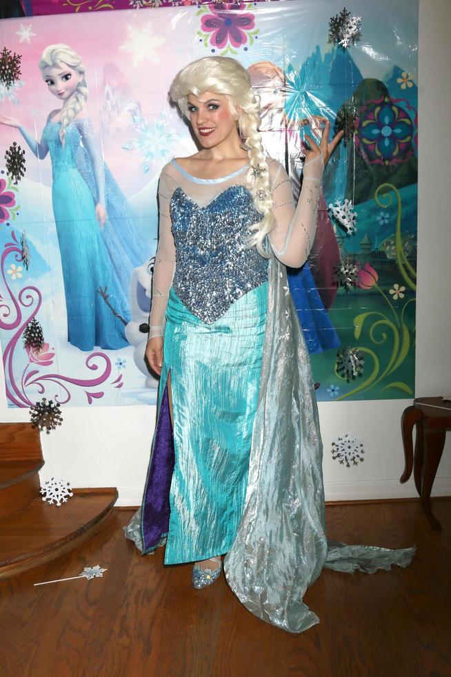 los angeles, 26 de noviembre - imitador de elsa en la fiesta de cumpleaños de amelie bailey en una residencia privada el 26 de noviembre de 2017 en studio city, ca foto