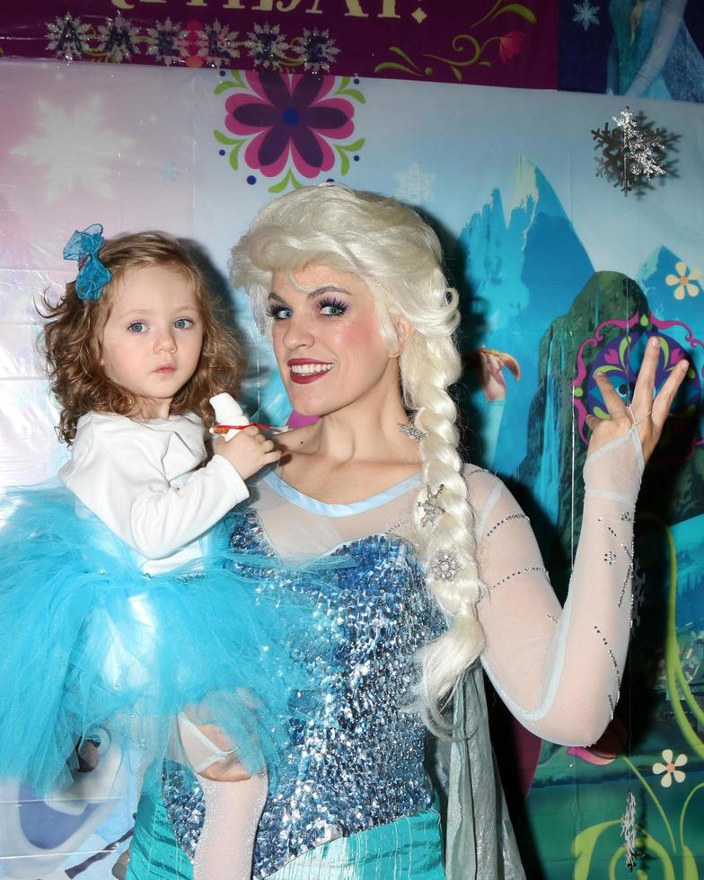 LOS ANGELES, NOV 26 - Elsa Impersonator, Amelie Bailey at the Amelie Bailey 2nd Birthday Party at Private Residence on November 26, 2017 in Studio City, CA photo