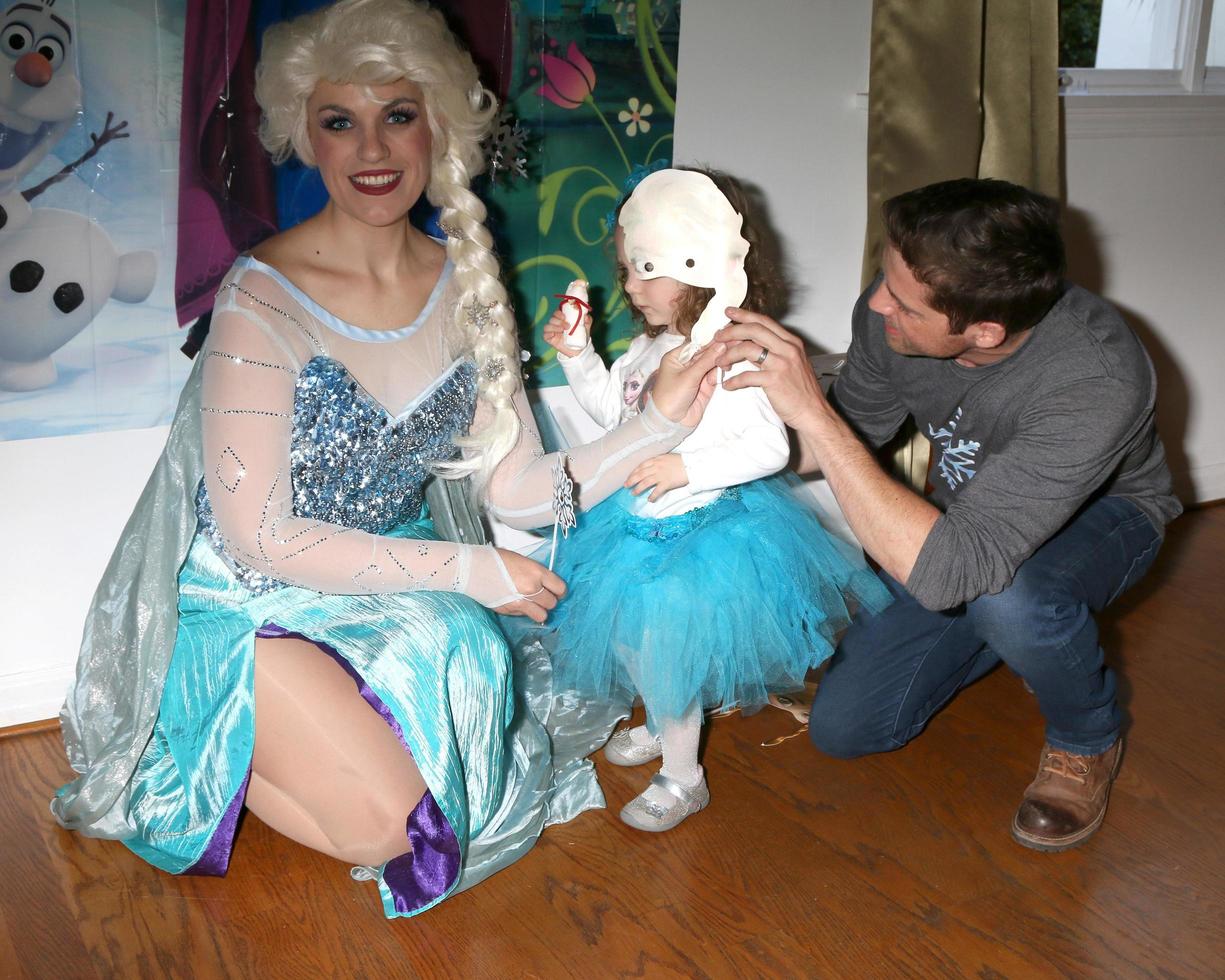 LOS ANGELES, NOV 26 - Elsa Impersonator, Amelie Bailey, Scott Bailey at the Amelie Bailey 2nd Birthday Party at Private Residence on November 26, 2017 in Studio City, CA photo