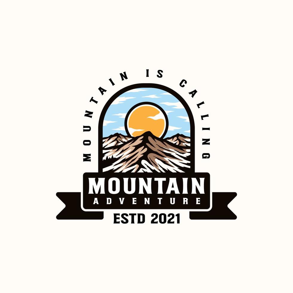 aventura de montaña y plantilla de logotipo vintage al aire libre. insignia o estilo emblema. ilustración vectorial vector