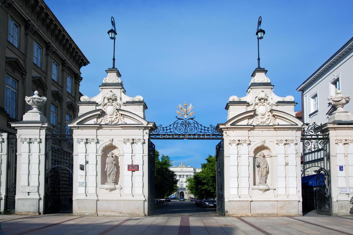 varsovia, polonia, 2022 - entrada a la universidad de varsovia en polonia foto