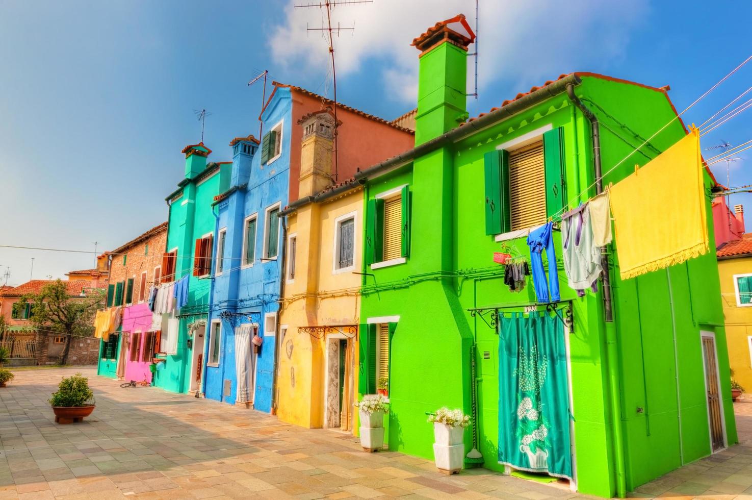 venecia, italia, 2022 - casas coloridas en la isla de burano, cerca de venecia, italia foto