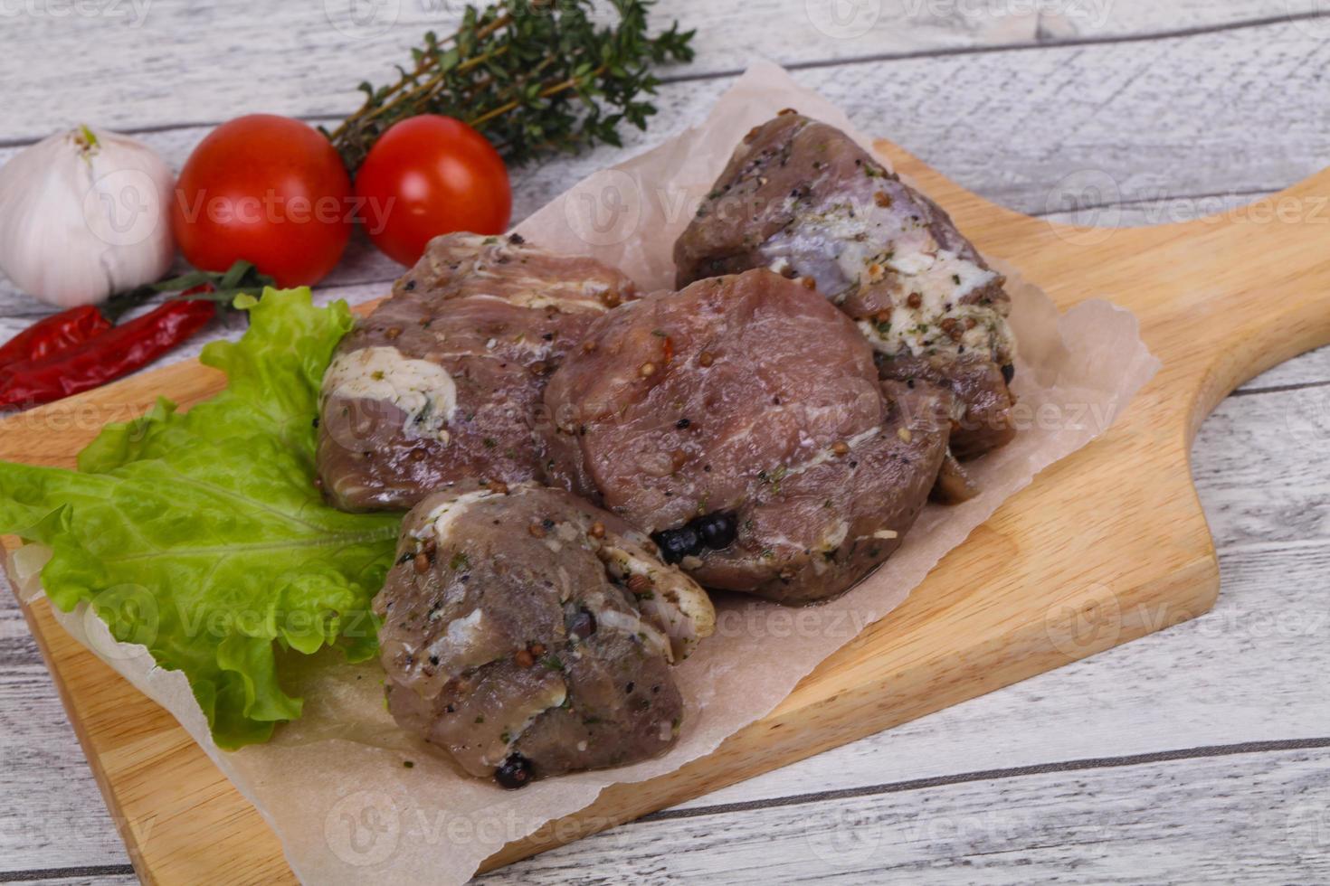 carne de cerdo marinada lista para cocinar foto