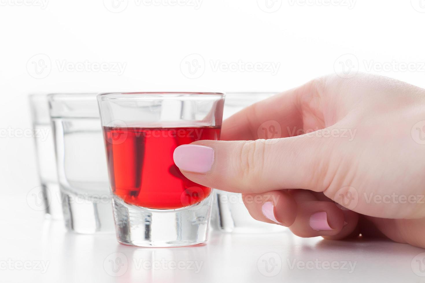 mano alcanzando un vaso de bebida alcohólica. foto