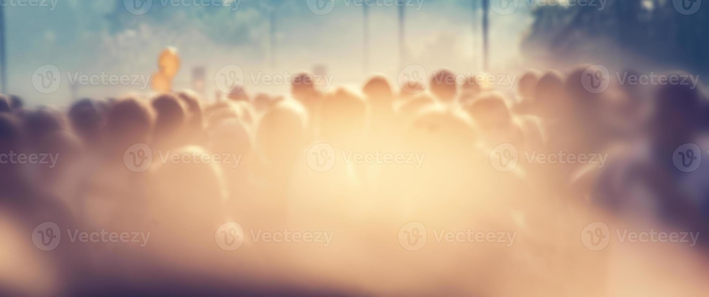 la gente se aglomera por la mañana, la llamarada del sol. desenfoque de fondo de la bandera foto