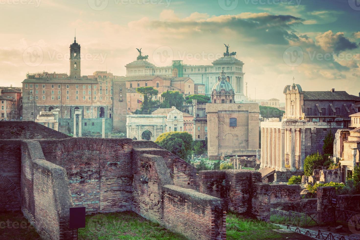 horizonte vintage de roma, italia. foro romano y altare della patria foto