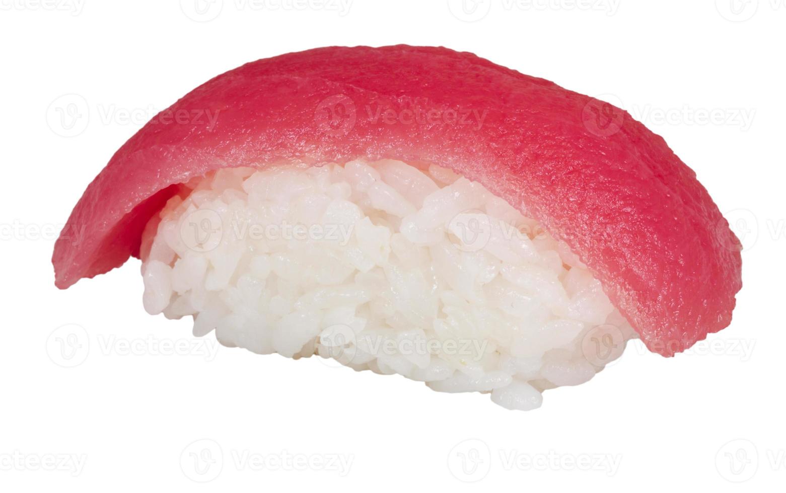 primer plano de un sushi de atún foto