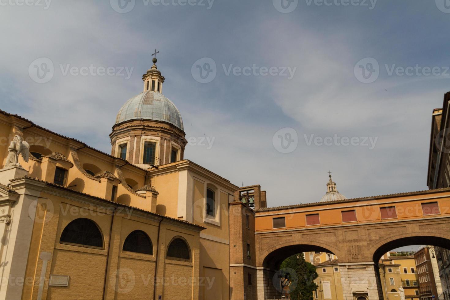 gran iglesia en el centro de roma, italia. foto