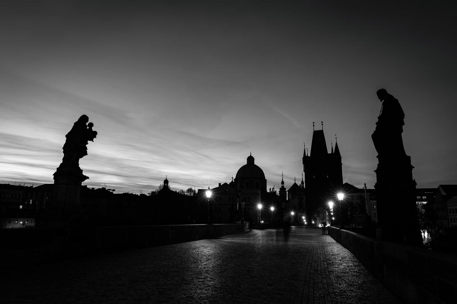 praga, república checa, 2022 - puente de carlos al amanecer, praga, república checa. estatuas, torres medievales en blanco y negro foto