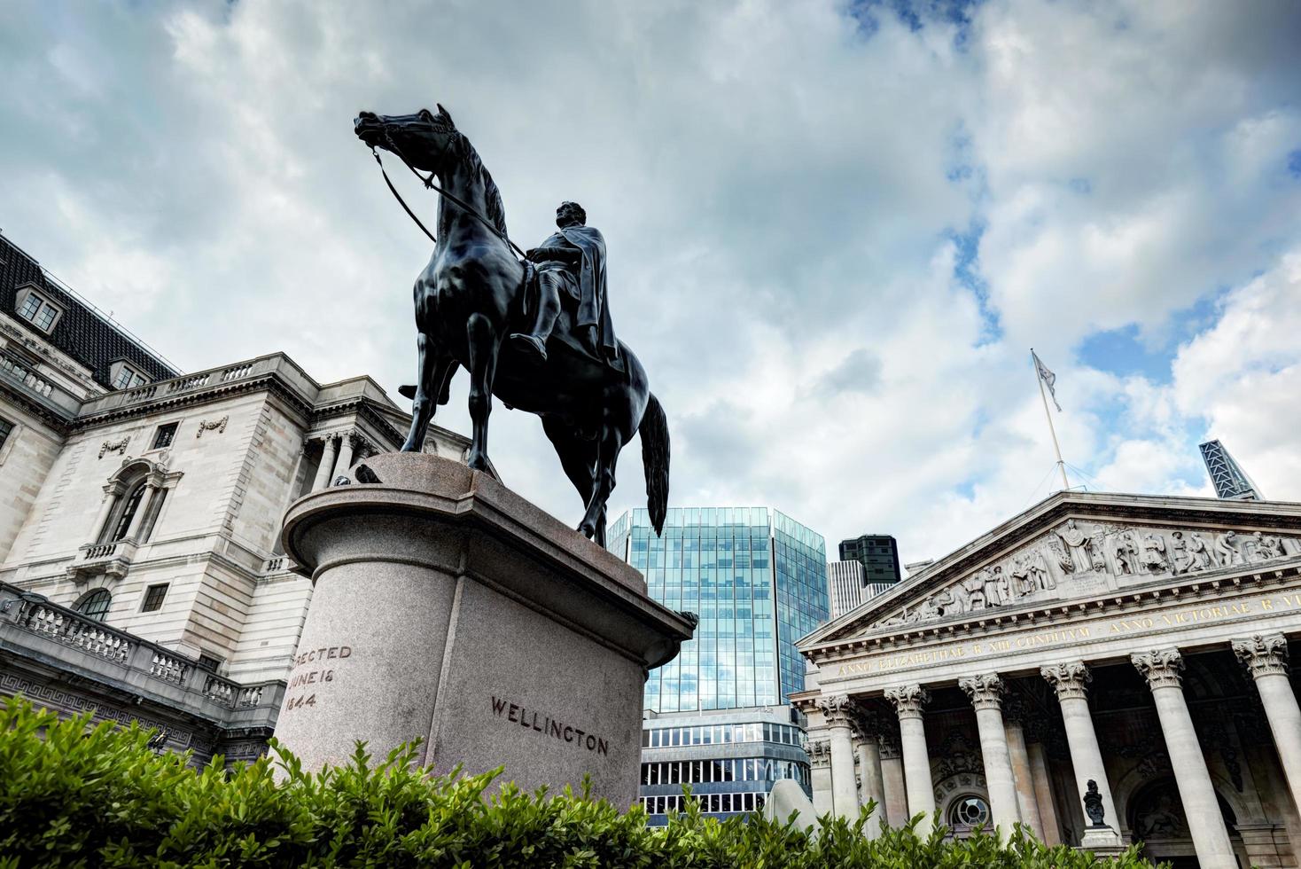 londres, inglaterra, 2022 - banco de inglaterra, el intercambio real en londres, la estatua de wellington foto