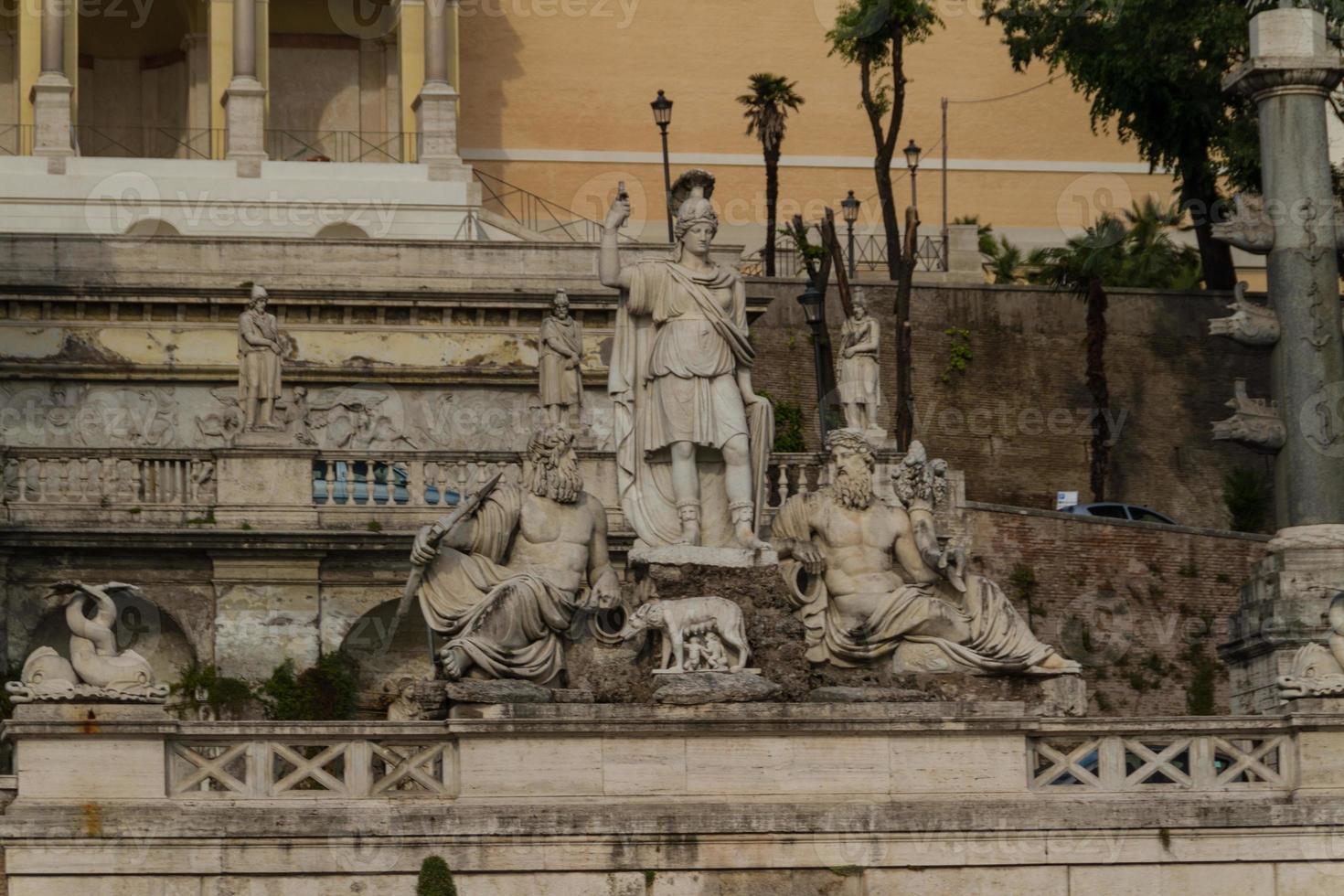 escultura y fuente de piazza del popolo. los escalones conducen al parque pincio, roma, italia foto