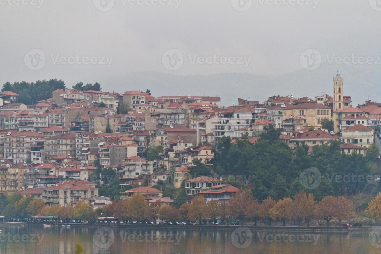 ciudad antigua tradicional de kastoria junto al lago en grecia foto