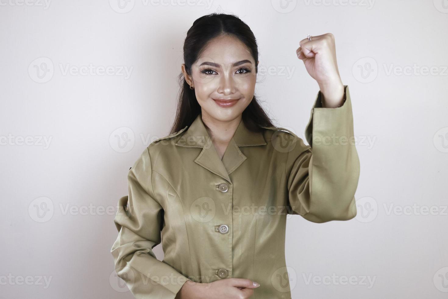 hermosa mujer asiática entusiasta, sí. concepto de éxito de los empleados del gobierno de indonesia foto