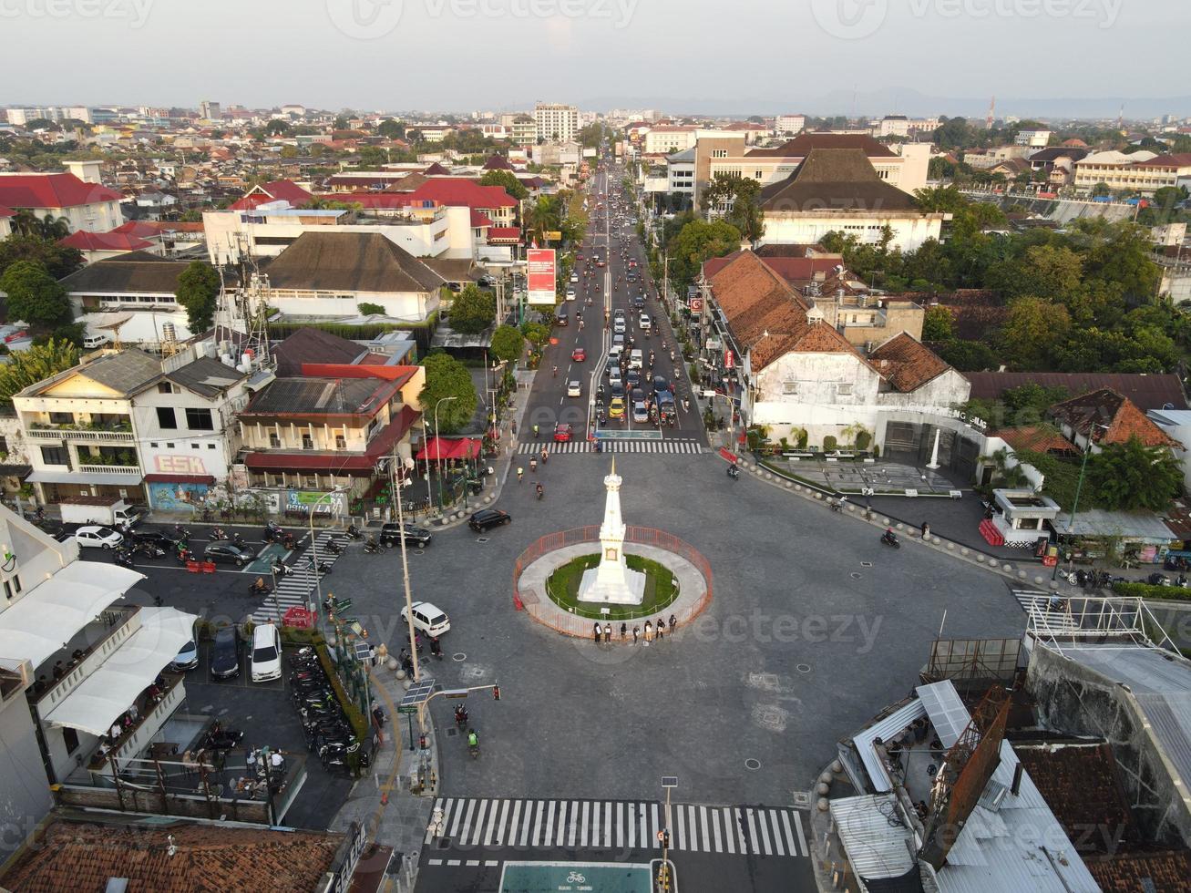 vista aérea del punto de referencia de tugu yogyakarta con mucho tráfico. yogyakarta, indonesia - marzo, 2022 foto