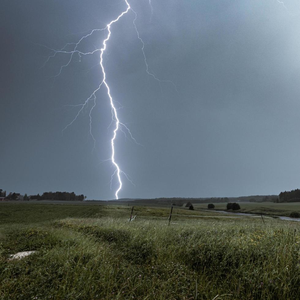 relámpago durante una tormenta eléctrica foto