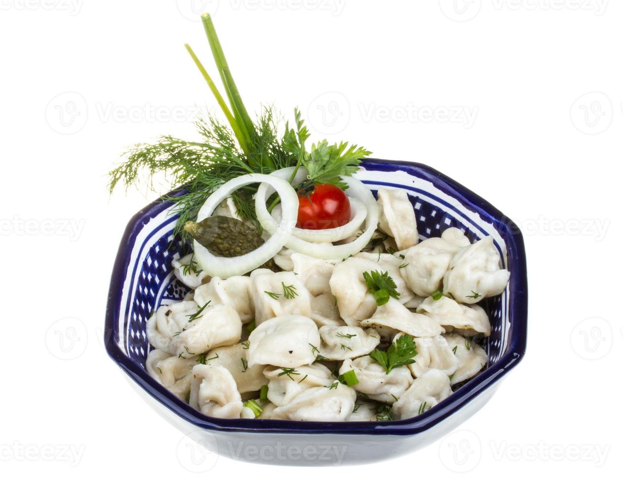 cuenco con plato tradicional ruso - pelmeni foto