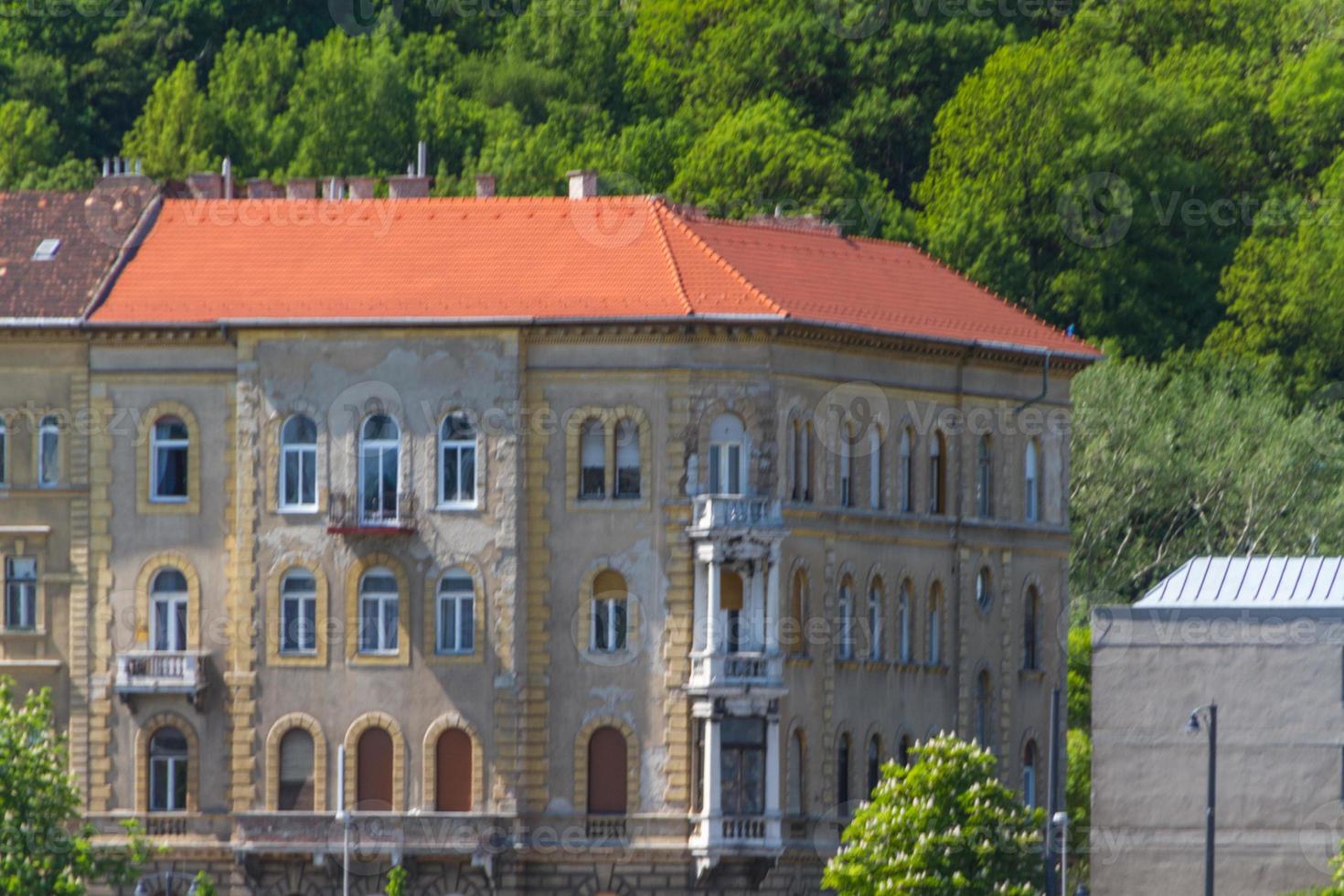 edificios típicos del siglo XIX en el distrito del castillo de buda de budapest foto